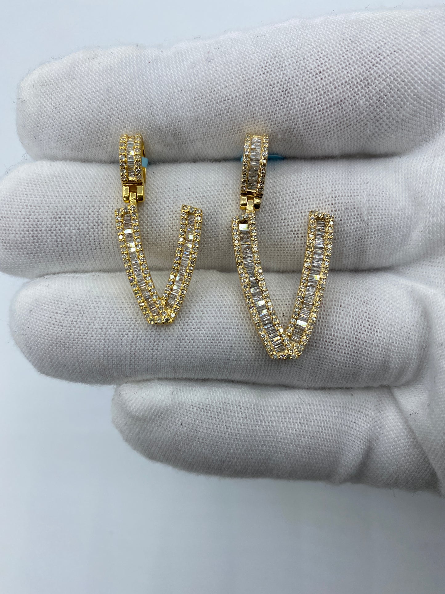 14K V Baguette Initial