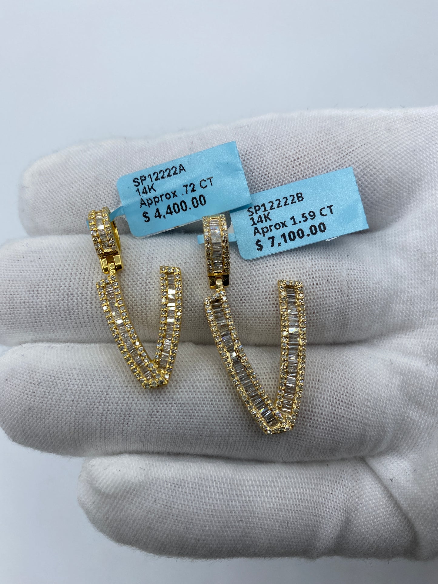 14K V Baguette Initial