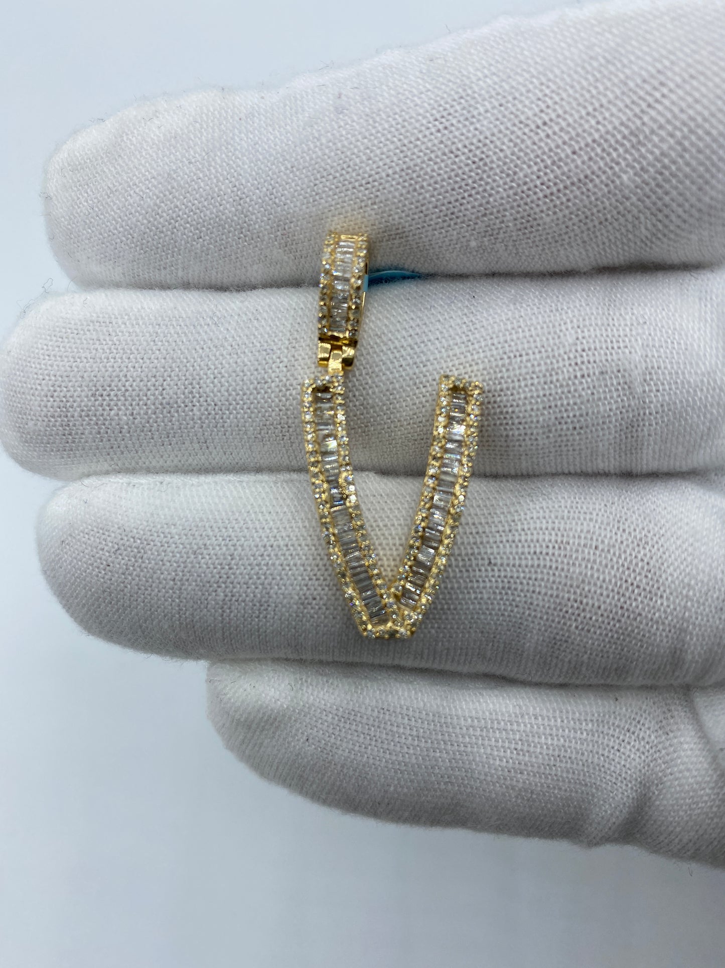 14K V Baguette Initial
