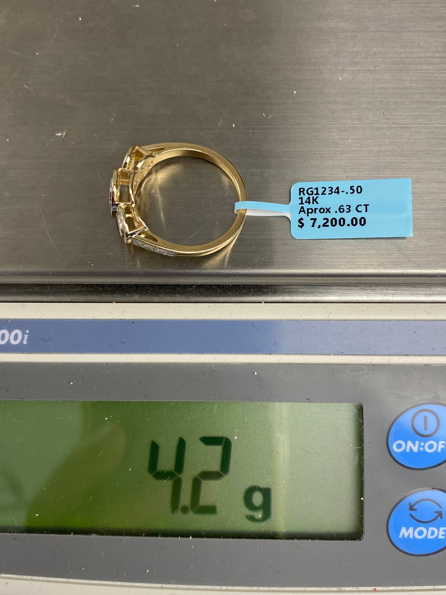 Tri-stone Circle Shape Engagement Ring