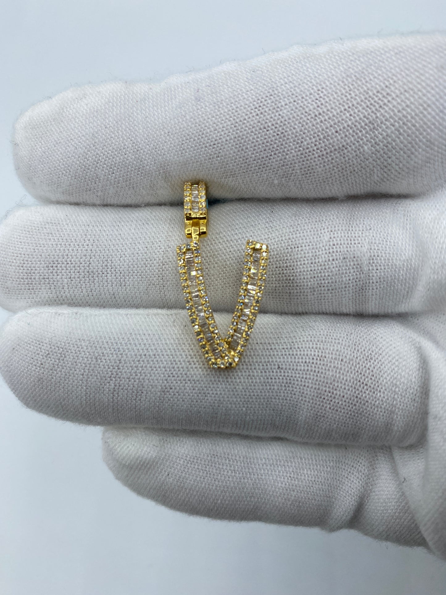 14K V Baguette Initial